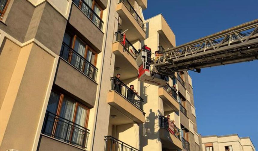 Diyarbakır'da korku dolu anlar: Balkon demirlerinde asılı kaldı