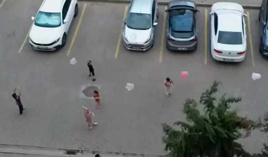 Diyarbakır’da rüzgârı fırsat bilen çocuklar poşeti uçurtmaya çevirdi