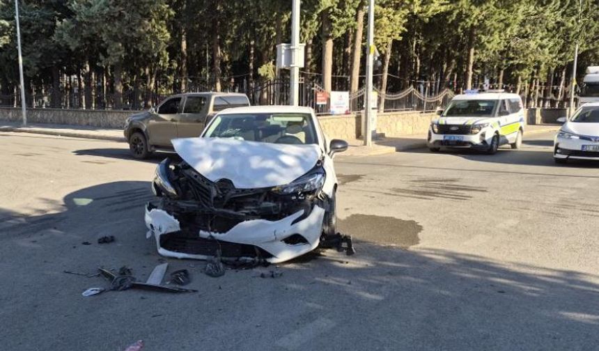 Adıyaman'da iki otomobilin çarpıştığı kazada 1 kişi yaralandı
