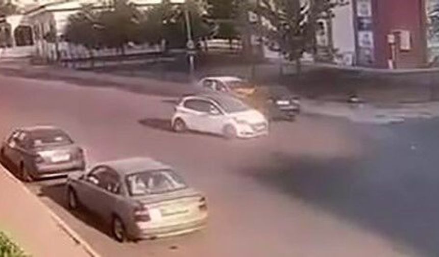 Diyarbakır'da trafik kazası güvenlik kamerasına yansıdı