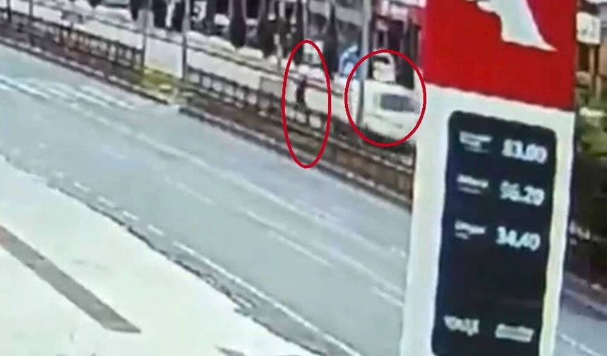 Diyarbakır'da yaya geçidinden geçmeye çalışan şahsın ölümden döndüğü anlar kamerada
