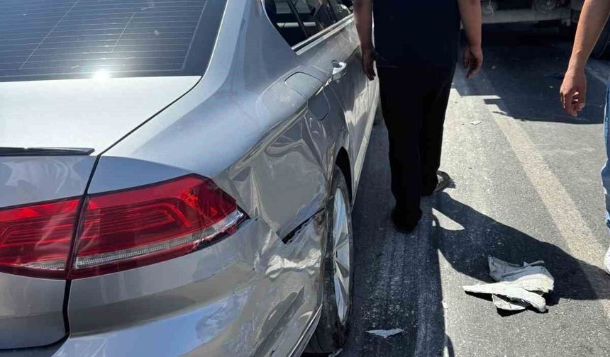 Kamyon, kırmızı ışıkta bekleyen araçlara çarptı