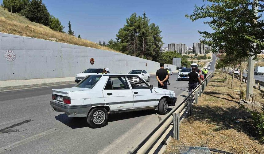 Otomobil bariyerlere çarptı: 2 yaralı