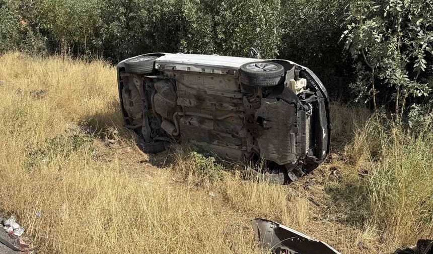 Diyarbakır'da virajı alamayan sürücünün otomobili devrildi