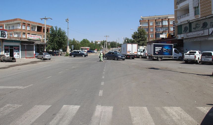 Bismil'de yıllardır 1,5 kilometrelik caddede kaldırım yok