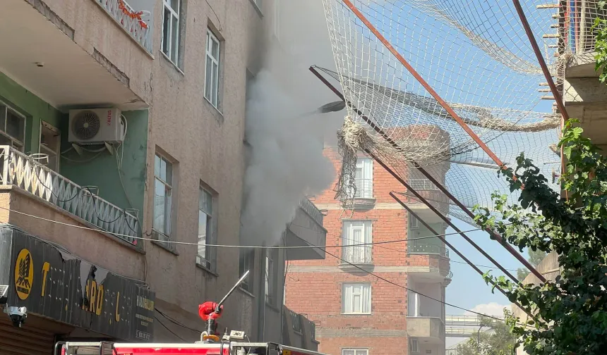 Diyarbakır'da bina yangını: 3 kişi hastaneye kaldırıldı