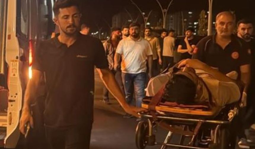 Diyarbakır'da hareket halindeki kamyonetten düştü! Hastaneye kaldırıldı