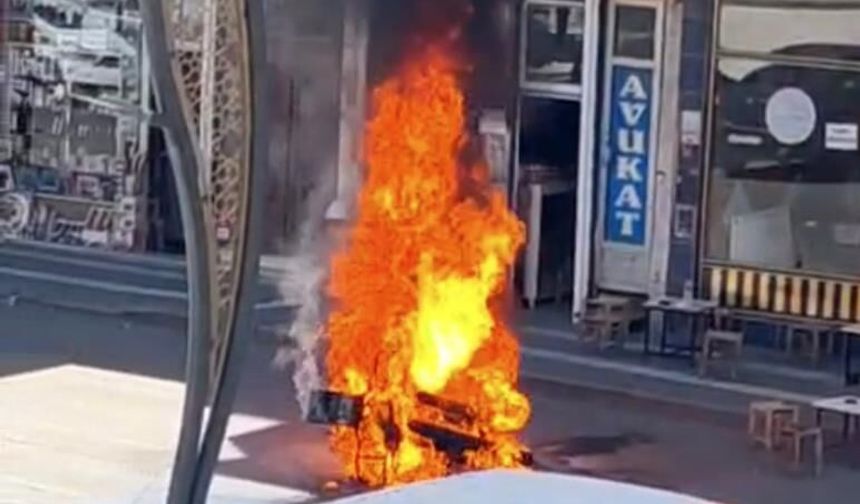 Diyarbakır'da hareket halindeki motosiklet alev aldı