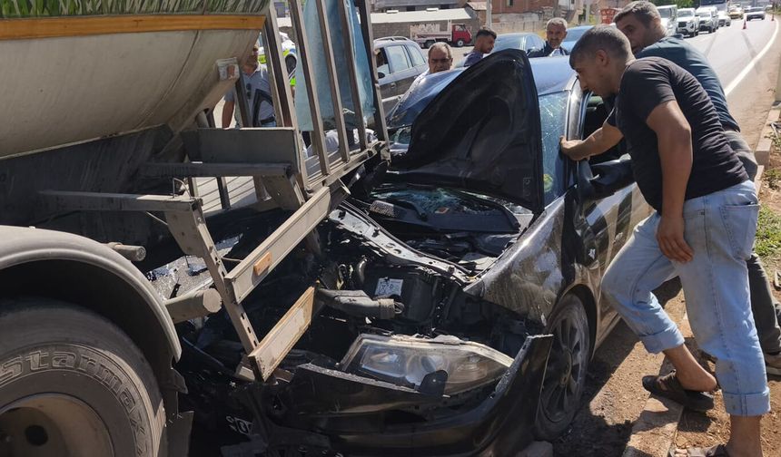 Diyarbakır'da otomobil sulama aracına çarptı: Bir yaralı