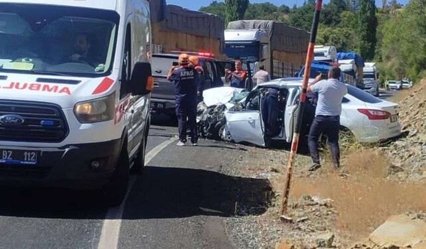 Elazığ'da otomobil ile tır çarpıştı: Sürücü araçta sıkıştı