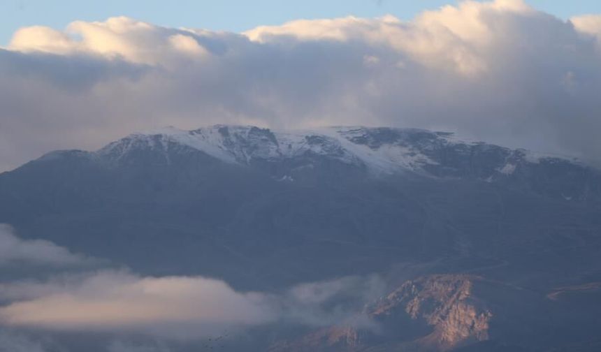 Erzincan'ın zirveleri beyaza büründü: Mevsimin ilk karı yağdı