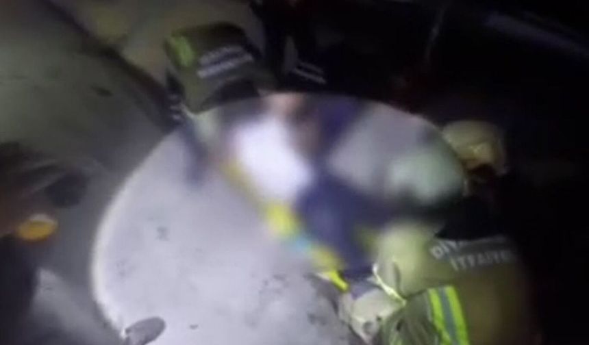 Akaryakıt tankerinde sıkışan iki kişinin kurtarılma anları kamerada