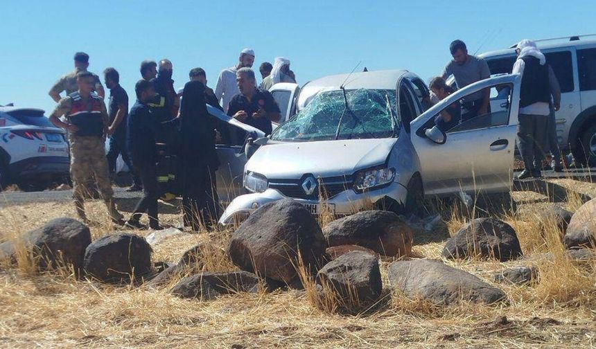 Çınar'da otomobil takla attı: 2'si ağır 3 yaralı