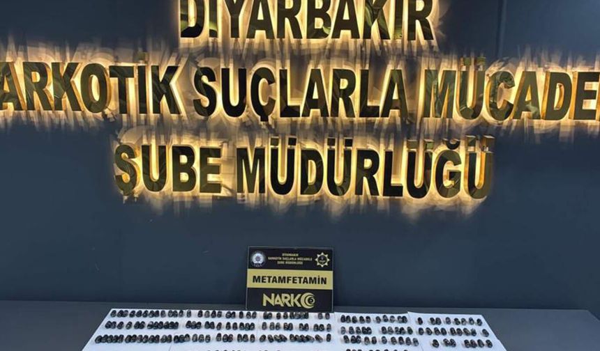 Midelerinde taşıdıkları metamfetamin ile yakalanan 2 kişi tutuklandı