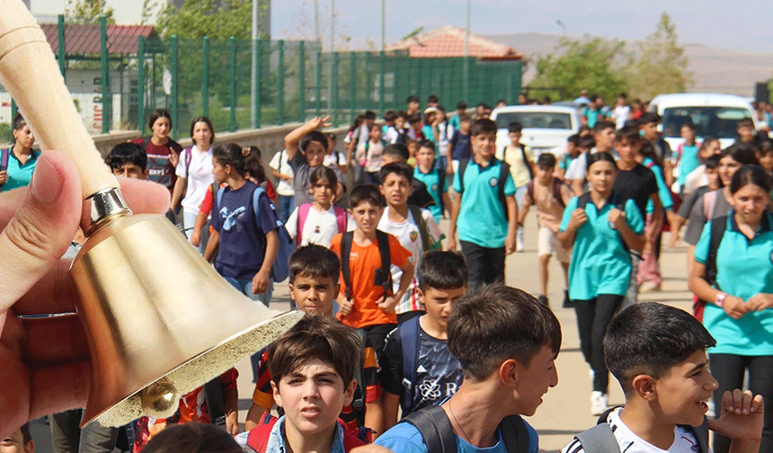 Diyarbakır'da binlerce öğrenci ve öğretmen ders başı yaptı