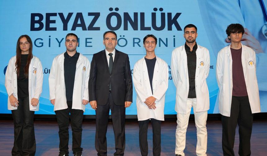Prof. Dr. Özer: Beyaz önlük umut, şifa, merhamet ve vicdanı simgeliyor