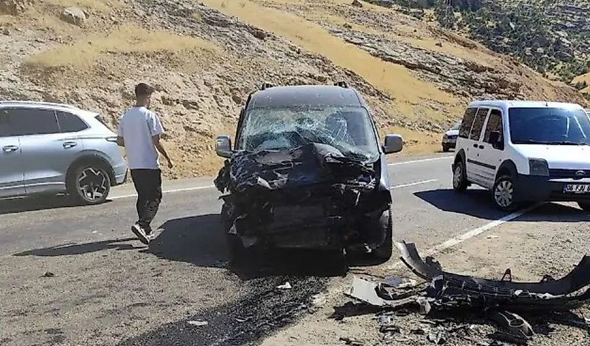 Siirt'te hafif ticari araç ile transit çarpıştı: 4 yaralı