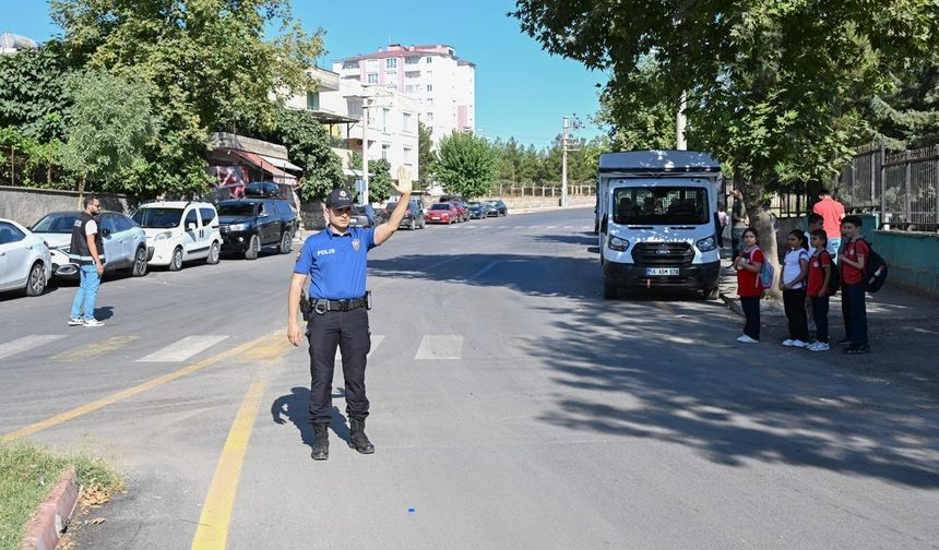 Siirt'te okul çevreleri ve servis araçları denetlendi