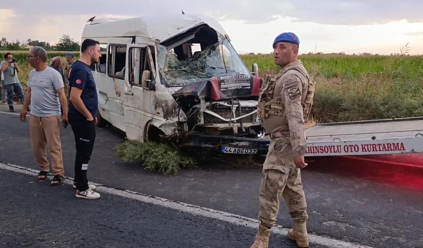 Tarım işçilerini taşıyan minibüs kanala devrildi: 15 yaralı