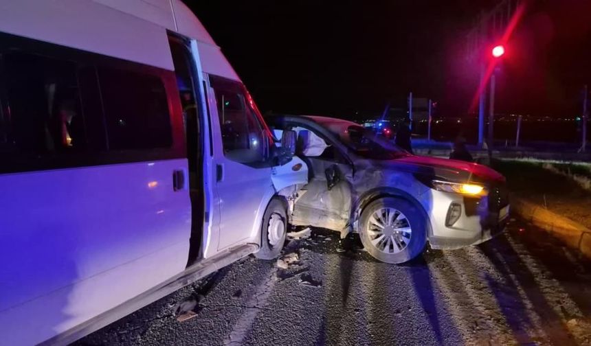 Adıyaman'da minibüs ile otomobil çarpıştı: 12 yaralı