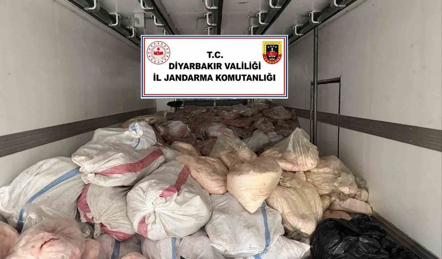 Diyarbakır'da 8 ton hayvansal iç yağ ve sakatat ele geçirildi