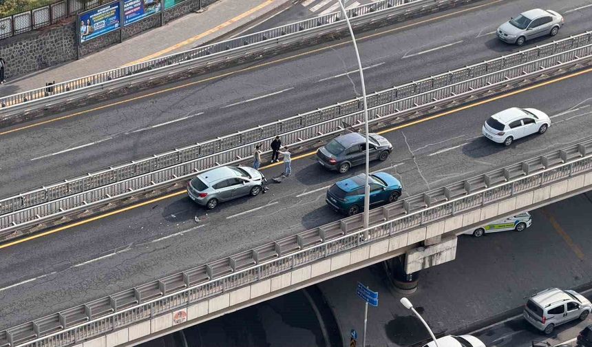 Diyarbakır'da aynı güzergahta 4 otomobil çarpıştı