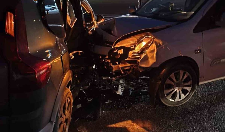 Diyarbakır'da otomobiller çarpıştı: 2 yaralı