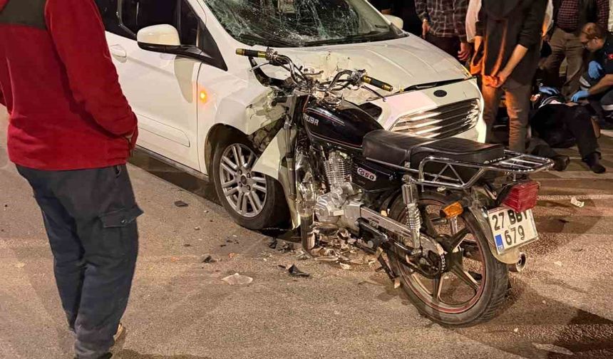 Hafif ticari araç ile motosiklet çarpıştı: 1 yaralı