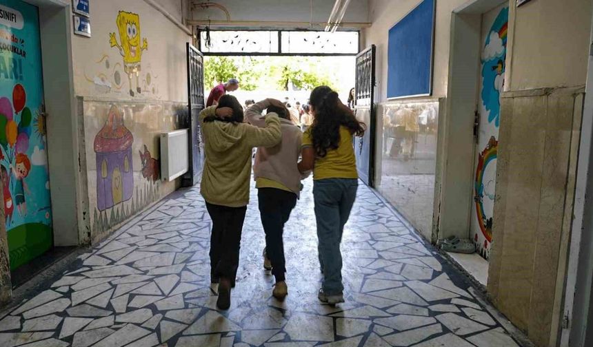 Öğrenci ve öğretmenlere afet farkındalığı eğitimi verildi