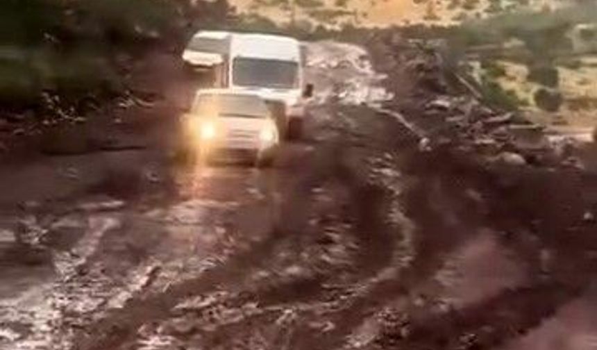Siirt'te yağış sonrası yollar çamura döndü, araçlar yolda kaldı