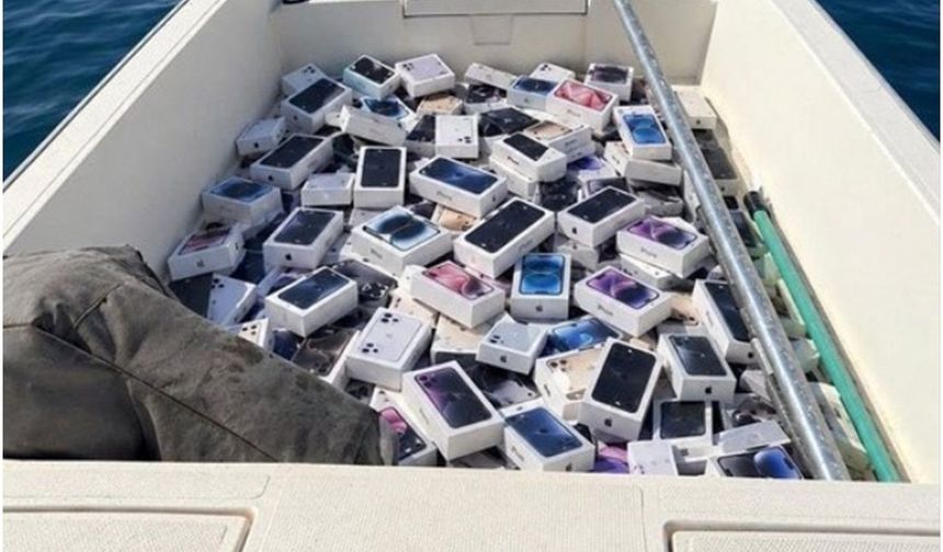 Balık tutmaya değil, iPhone toplamaya gittiler!