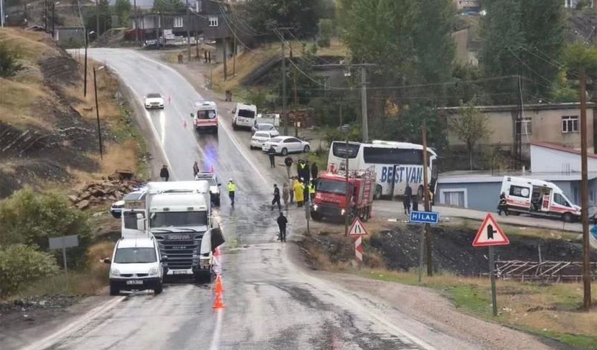 Şırnak'ta yolcu otobüsü ile tır çarpıştı: 1 ölü 14 yaralı