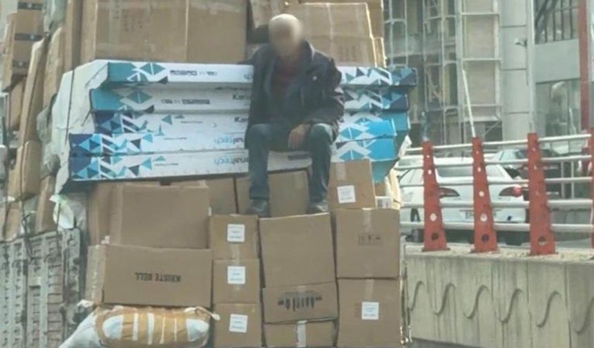 Kamyonet üzerinde tehlikeli yolculuk