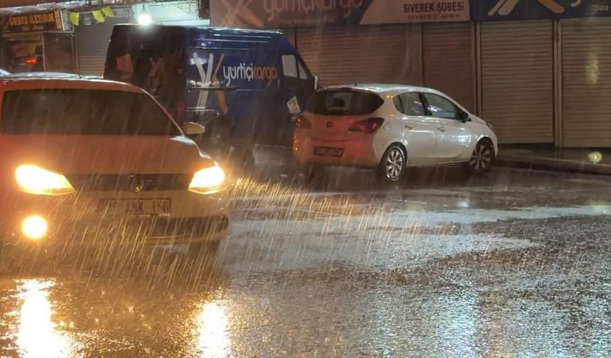 Diyarbakır'a sınır ilçede sağanak sele dönüştü: Evleri su bastı