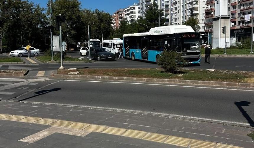 Diyarbakır'da otomobil hızını alamadı, belediye otobüsüne çarptı