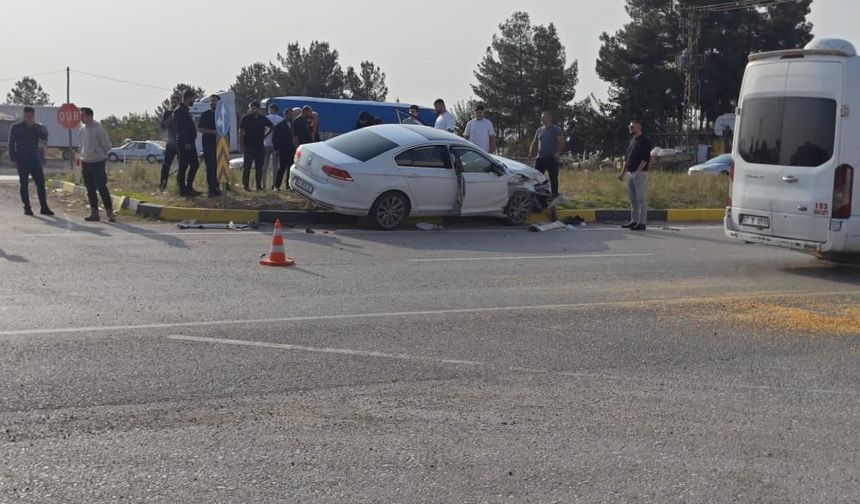 Diyarbakır'da otomobil ile tır çarpıştı: 3'ü çocuk 4 yaralı