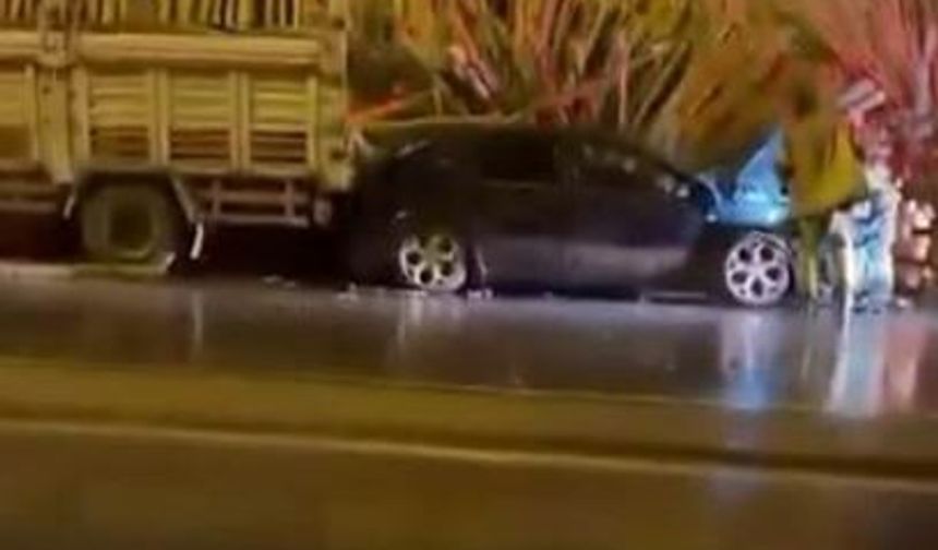 Diyarbakır'da otomobil kerestelere çarptı: 2 yaralı