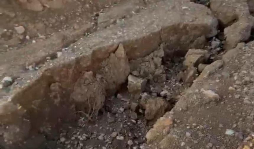 Elazığ'da sağanak sonrası yolun bir bölümü çöktü