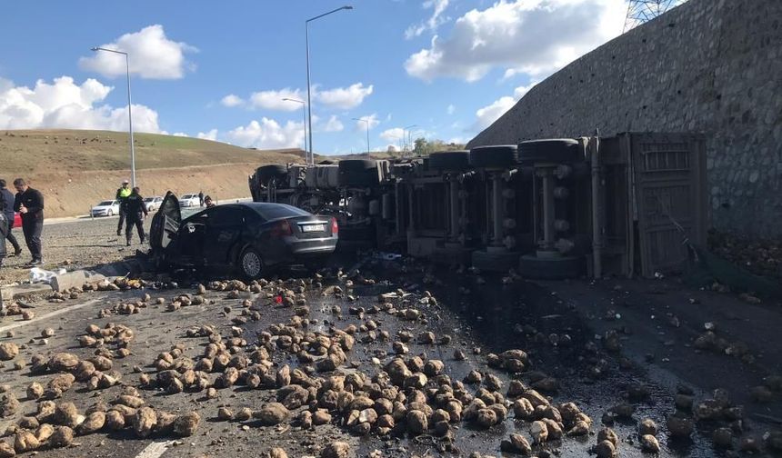 Feci kaza: Tırın altında kalan otomobilde 4 kişi öldü