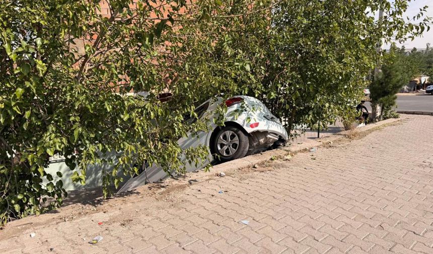 Diyarbakır’da korkutan kaza: Araç istinat duvarından aşağı uçtu