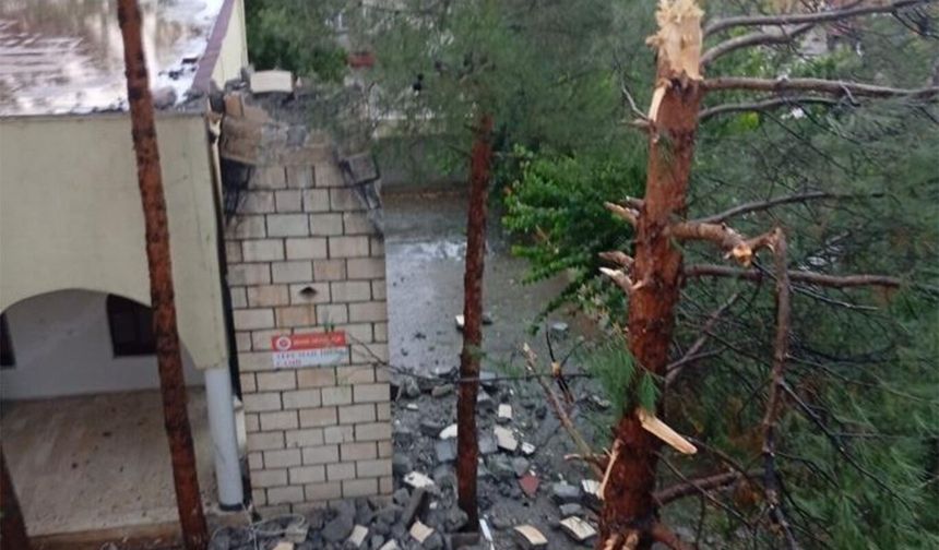 Fırtınada cami minaresi ve ağaç devrildi, çatı yıkıldı