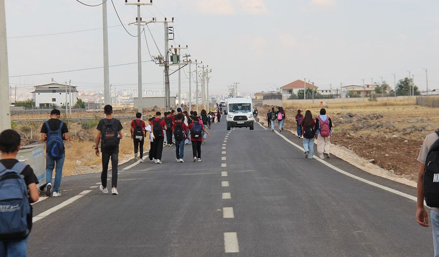 Okullarına ulaşmak isteyen öğrenciler kilometrelerce yürüyor