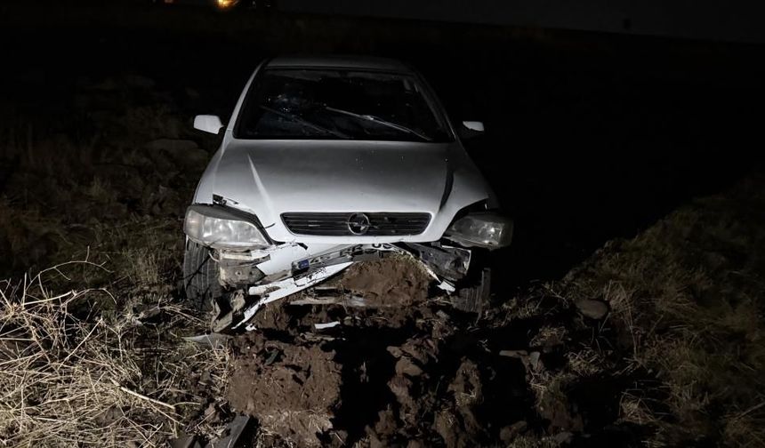 Siverek-Diyarbakır yolunda otomobil şarampole devrildi: 3 yaralı