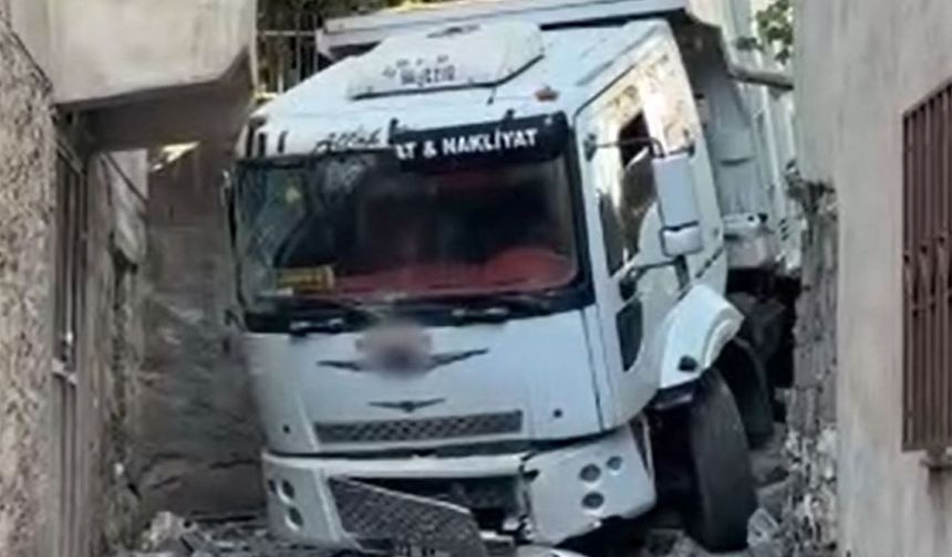 Freni boşalan kamyon mahalleye girdi