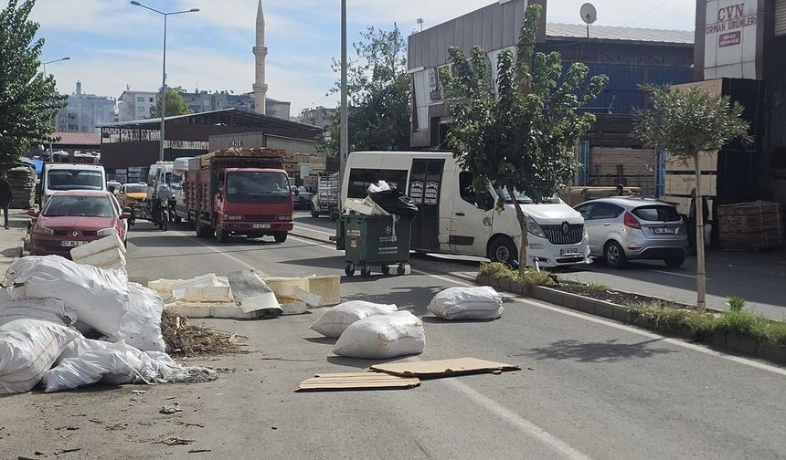 Diyarbakır'da çöpler toplanmayınca yolu trafiğe kapattılar
