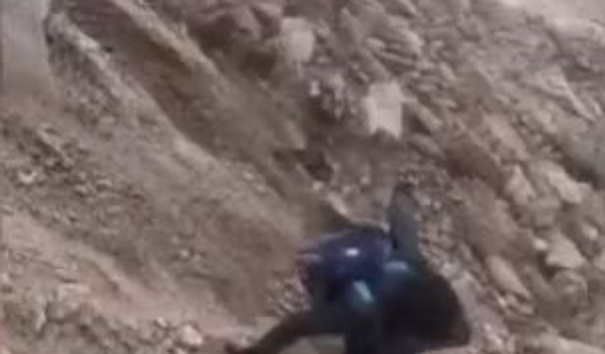 Zirve tırmanışında büyük tehlike! Dağcılar kaya parçalarının altında kalıyordu