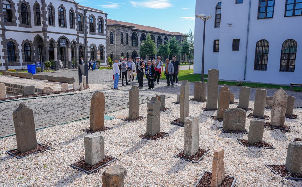 Diyarbakır"da "Medeniyetler Mezarlığı" sergisi ziyaretçilerle buluştu