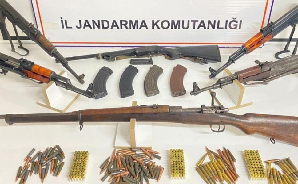 Diyarbakır'a komşu ilçede cephanelik çıktı: 4 kalaşnikof, 1 Mauser, 266...