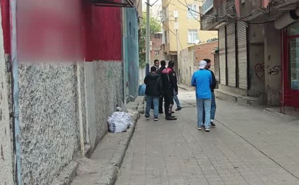 Diyarbakır'da medikal dükkana silahlı saldırı: 2 yaralı