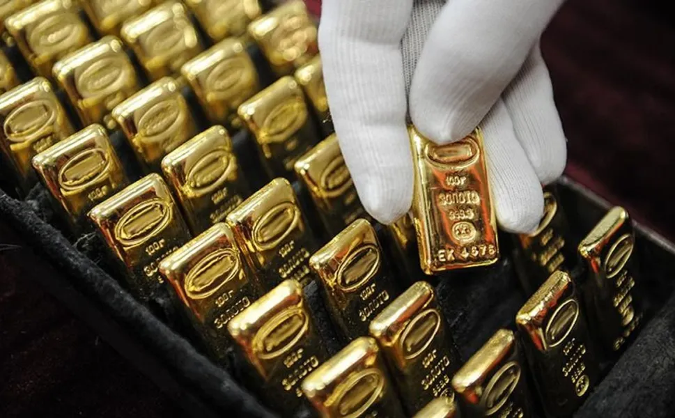 İbre tersine döndü: Spot altın kazançlarını geri verdi